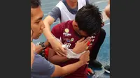 Kiper Madura United, Satria Tama, tumbang saat Madura United melawat ke markas Mitra Kukar, Jumat (14/4/2018). (Bola.com/Dok. Madura United)