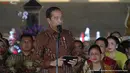 Berdasarkan keterangan Biro Pers Sekretariat Presiden, Presiden Jokowi mengenakan kemeja batik bermotif Parang Barong Seling Kembang. Atau lengkapnya adalah motif Parang Barong Seling Kembang Udan Riris. [Foto: YouTube/Sekretariat Presiden]