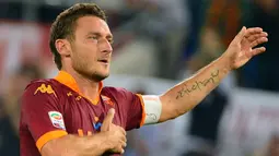 Francesco Totti (AS Roma) - Totti merupakan salah satu pemain bintang yang paling setia bermain di satu klub. Totti menghabiskan kariernya bersama AS Roma dari tahun 1992-2017 tanpa pernah berpindah klub. (AFP/Gabriel Bouys)