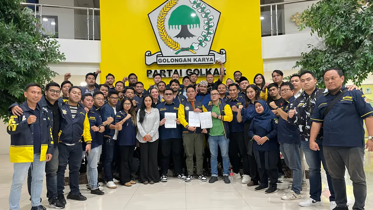 Rapat Pleno DPP Angkatan Muda Pembangunan Indonesia (AMPI) yang digelar di DPP Partai Golkar, Slipi, Jakarta Barat (Jakbar) berakhir ricuh.