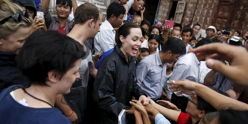 20150730-Keramahan Angelina Jolie Temui Pengungsi di Myanmar-Angelina Jolie