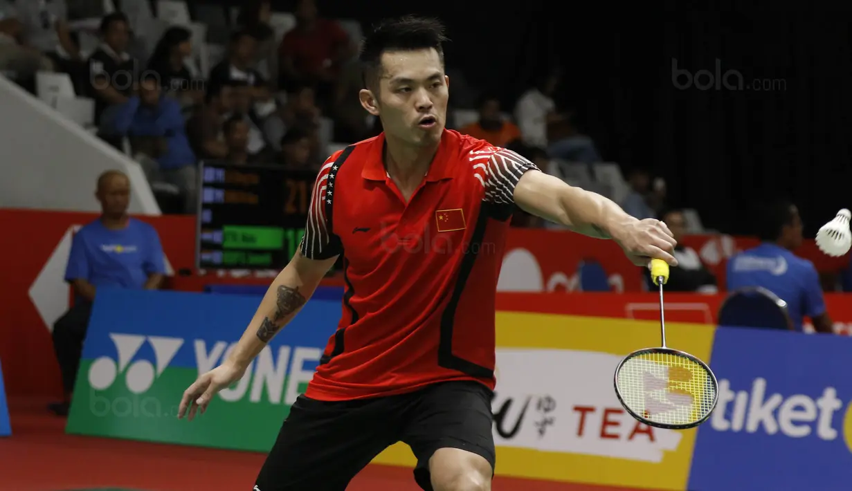 Tunggal putera Cina, Lin Dan, saat melawan wakil Thailand, Kantaphon Wangcharoen, pada laga Indonesia Masters 2018 di Istora Senayan, Rabu (24/1/2018). Lin Dan takluk 21-15 21-19. (Bola.com/M Iqbal Ichsan)