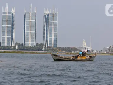 Seorang nelayan mencari ikan di kawasan Pulau G Reklamasi, Muara Angke, Jakarta Utara, Kamis (31/10/2019). Para nelayan di Muara Angke mengeluhkan keberadaan Pulau G yang kerap kali mengganggu aktivitas melaut mereka. (Liputan6.com/Herman Zakharia)