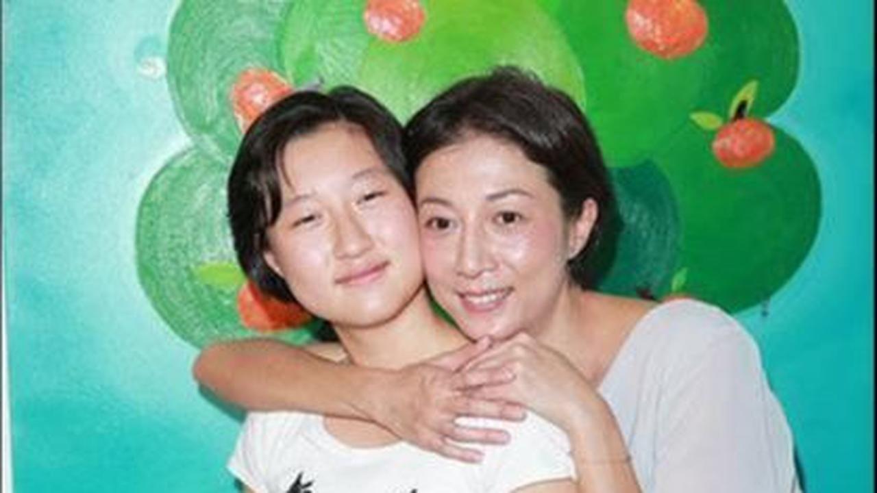 Jackie Chan memutuskan hubungan dengan Elaine dan Etta. Ini membuat Etta tak pernah bertemu Jackie Chan. Jackie Chan juga tak mengakui Etta sebagai anaknya.