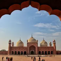 Sudah puasa hari ke-16 aja nih, jangan lupa ini jadwal sholat, imsakiyah, dan buka puasa selama Ramadan 2018. (Foto: Wikipedia)