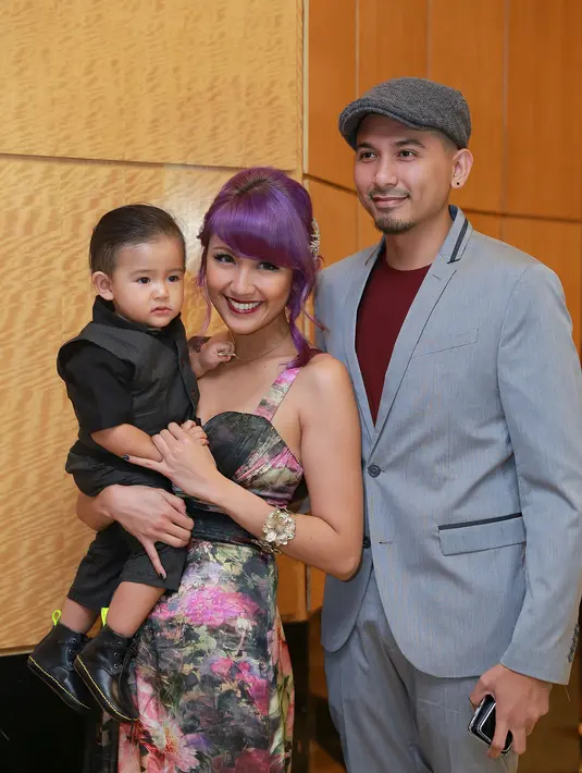 Keluarga bahagia ini juga turut hadir di resepsi pernikahan Glenn Alinskie dan Chelsea Olivia. Ryan Delon dan Sharena bersama buah hati mereka, Ry, kompak memakai busana formal. (Galih W. Satria/Bintang.com)