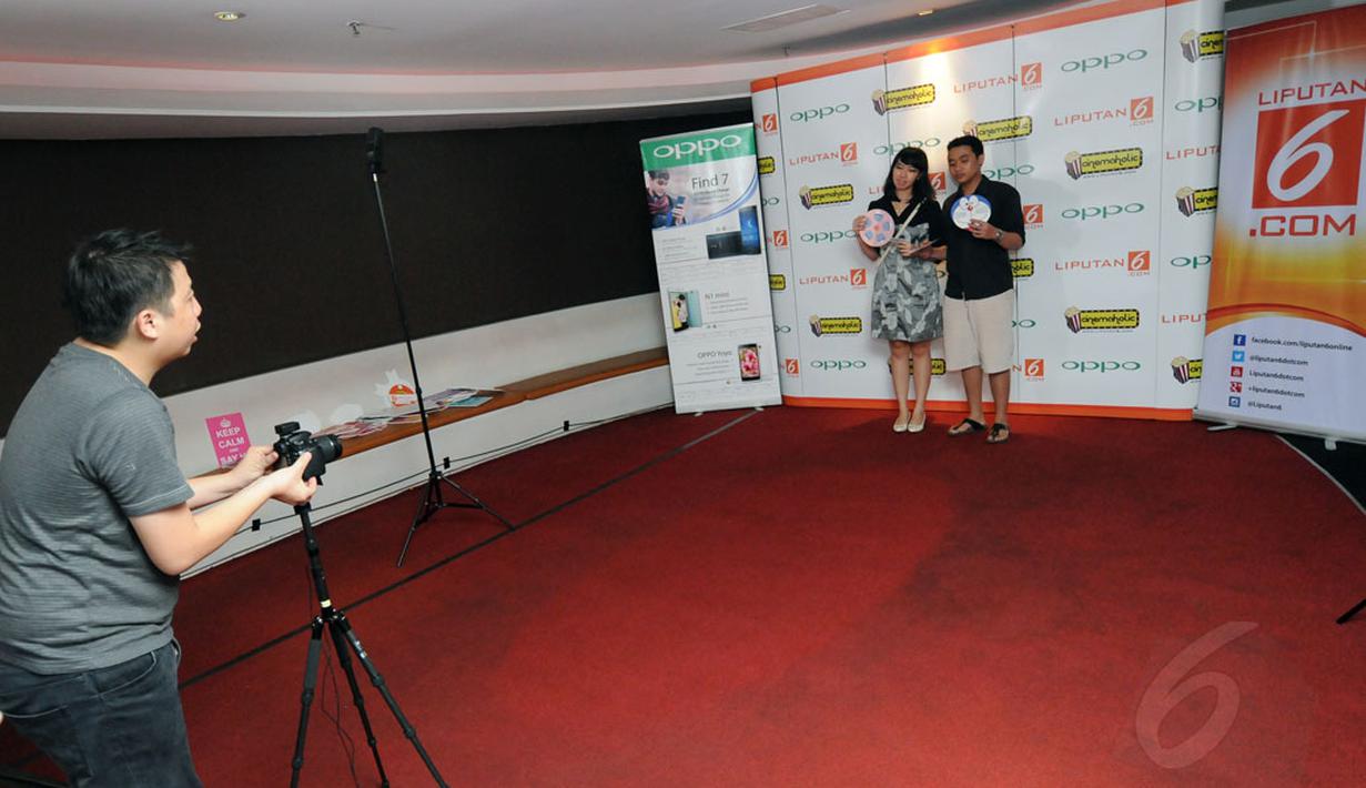 Peserta Cinemaholic bergaya di photo booth jelang menyaksikan film Doraemon di Blitz Megaplex, Grand Indonesia, Jakarta (13/12/2014). (Liputan6.com/Helmi Fithriansyah)