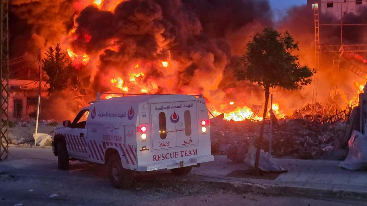FOTO: Kebakaran Besar di Tyre Setelah Serangan Udara Israel di Lebanon Selatan