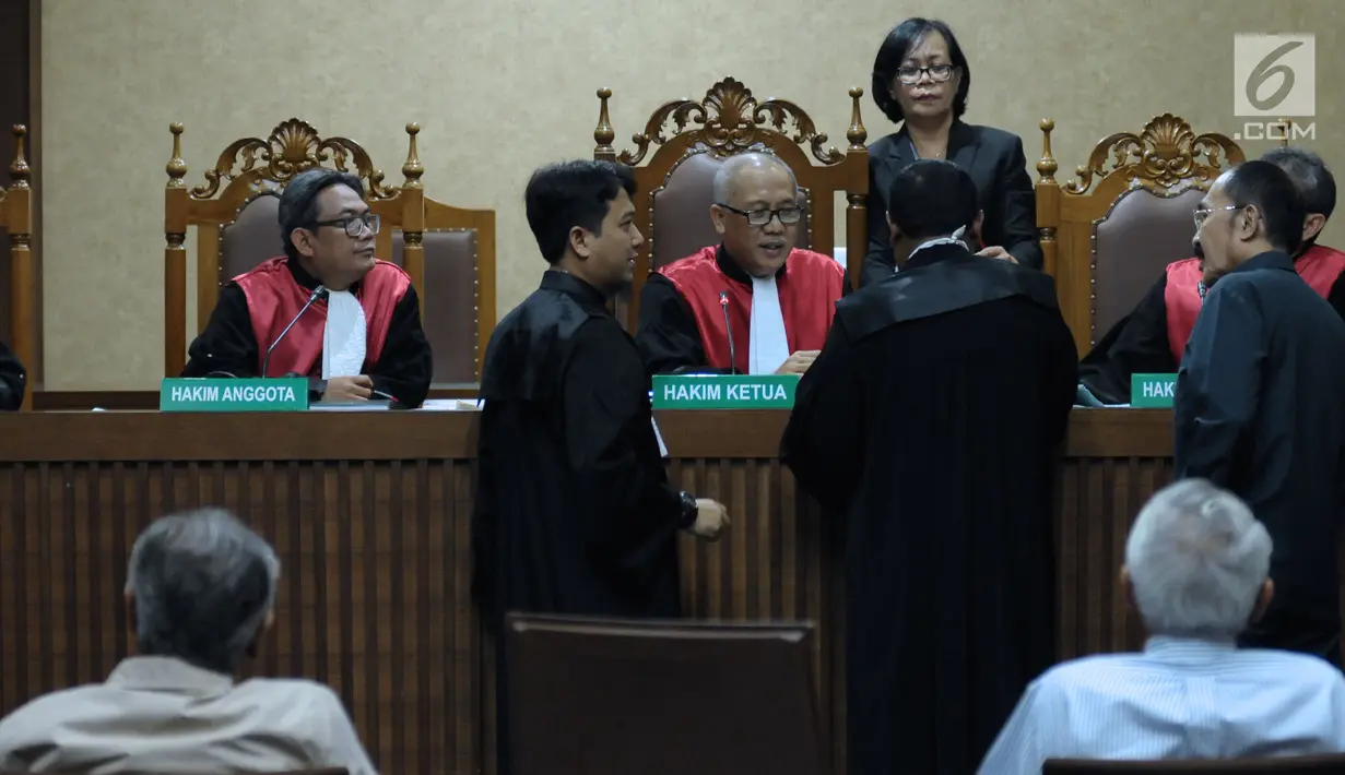Terdakwa dugaan merintangi penyidikan korupsi e-KTP, Fredrich Yunadi (kanan) pada sidang lanjutan di Pengadilan Tipikor, Jakarta, Kamis (26/4). Sidang mendengar kesaksian, salah satunya dokter spesialis jantung RSPH. (Liputan6.com/Helmi Fithriansyah)