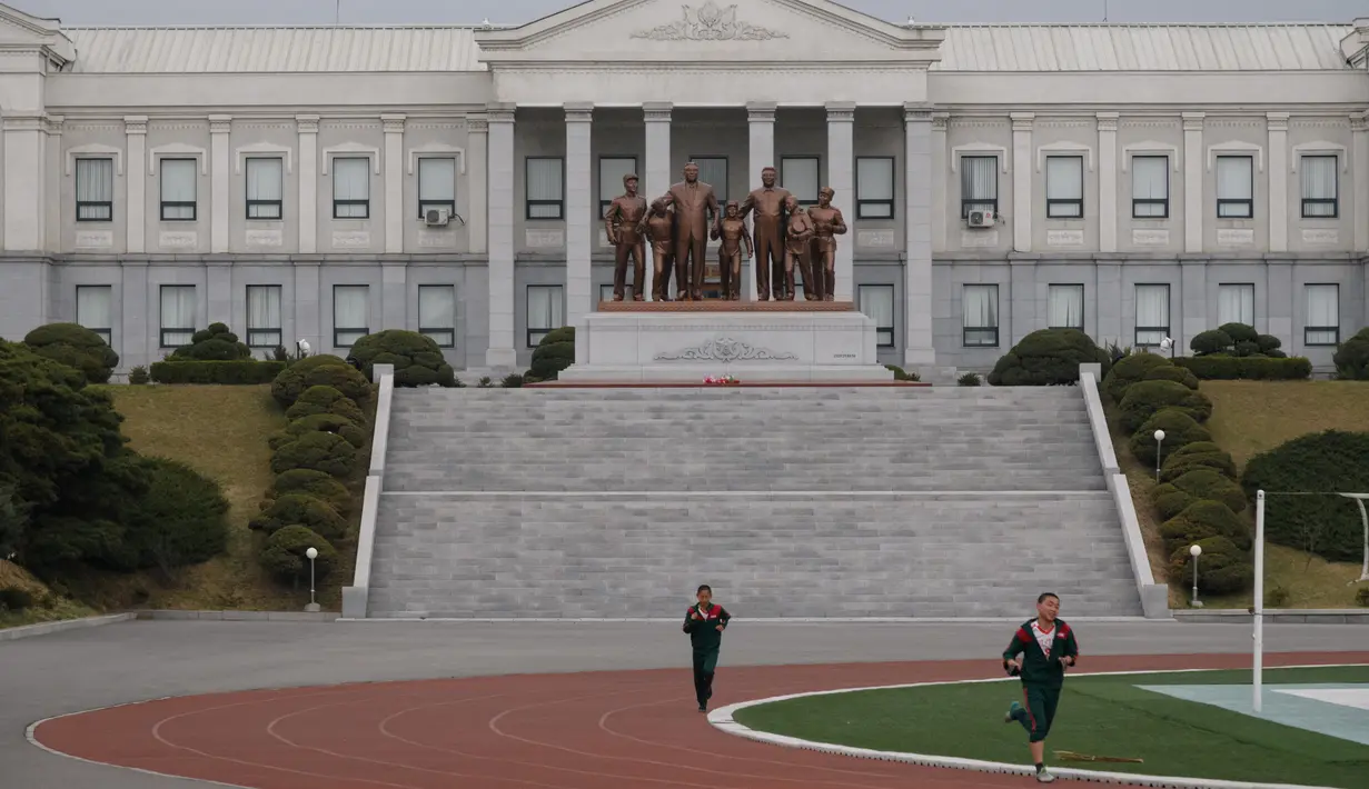 Pandangan umum Sekolah Revolusi Mangyongdae di Pyongyang, Korea Utara, 10 April 2018. Di depan sekolah terdapat patung perunggu Kim Il Sung, dan putranya Kim Jong Il, yang memeluk para siswa. (ED JONES/AFP)