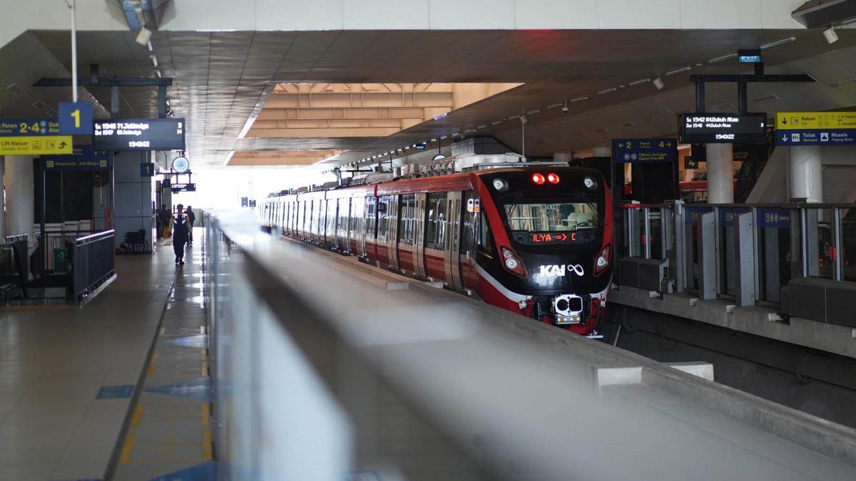 Operasional LRT Jabodebek Tetap Normal di Tengah Sebaran Abu Vulkanik - merdeka.com