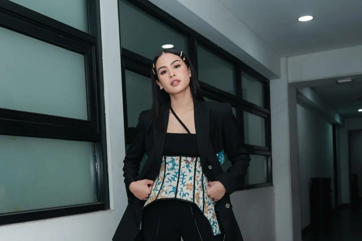 Inspirasi mix and match blazer dari Maudy Ayunda