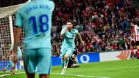 Pemain Barcelona, Lionel Messi berselebrasi setelah mencetak gol ke gawang Athletic Bilbao pada pekan ke-10 Liga Spanyol di San Mames, Minggu (29/10) dini hari. Satu gol dari Messi dan Paulinho membawa Blaugrana menang 2-0. (AP/Alvaro Barrientos)