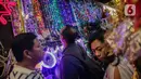 Calon pembeli melihat pernak-pernik Natal yang dijual di Pasar Asemka, Glodok, Jakarta, Kamis (12/12/2019). Umat Kristiani mulai mendatangi pusat perbelanjaan untuk berburu pernak-pernik penghias rumah dan pohon Natal. (Liputan6.com/Faizal Fanani)