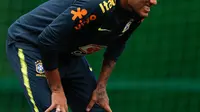 Striker Brasil, Neymar meringis merasakan sakit di pergelangan kaki kanannya pada sesi latihan di Sochi, Selasa (19/6). Neymar berhenti berlatih untuk persiapan pertandingan Piala Dunia kedua timnas Brasil melawan Kosta Rika. (AFP PHOTO / Adrian DENNIS)