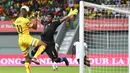 Kiper Ghana, Brimah Razak (kanan) berusaha menahan sundulan pemain depan Mali, Kalifa Coulibaly saat 2017 Piala Afrika 2017 di Port-Gentil pada 21 Januari 2017. (AFP PHOTO / Justin Tallis)