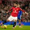 Idrissa Gueye berduel dengan Bruno Fernandes dalam laga Premier League antara Manchester United vs Everton di Old Trafford, 25 November 2025. (AP Photo/Dave Thompson)