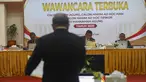 Ketua Komisi Yusial (KY) Abdul Chair Ramadhan (tengah), Wakil Ketua KY Desmihardi (kanan), Anggota KY Andi Muhammad Asrun tengah (kiri) menguji calon hakim agung saat tes wawancara terbuka di Gedung Komisi Yudisial , Jakarta, Selasa (4/8/2026). (KLY/ Arie Basuki)