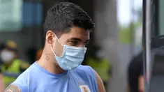 Penyerang Uruguay, Luis Suarez mengenakan masker mengikuti sesi latihan jelang menghadapi Kolombia pada kualifikasi Piala Dunia  2022 di Barranquilla, Kolombia (12/11/2020). Federasi Sepakbola Uruguay (AUF) mengumumkan Suarez positif terjangkit COVID-19, Senin (16/11/2020). (AFP/Raul Arboleda)