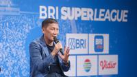 Direktur Utama I.League, Ferry Paulus memberikan keterangan dalam konfrensi pers BRI Super League 2025/2026 di SCTV Tower, Jakarta, Minggu (3/8/2025). (Bola.com/M Ichsan)