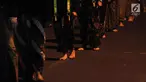Sejumlah abdi dalem serta kerabat melakukan laku bisu dalam ritual Kirab Pusaka Pura Mangkunegaran menyambut Satu Syuro di Solo, Sabtu (31/8/2019) malam. Ritual tersebut merupakan tradisi setiap memasuki tahun baru Islam. (merdeka.com/Iqbal S Nugroho)