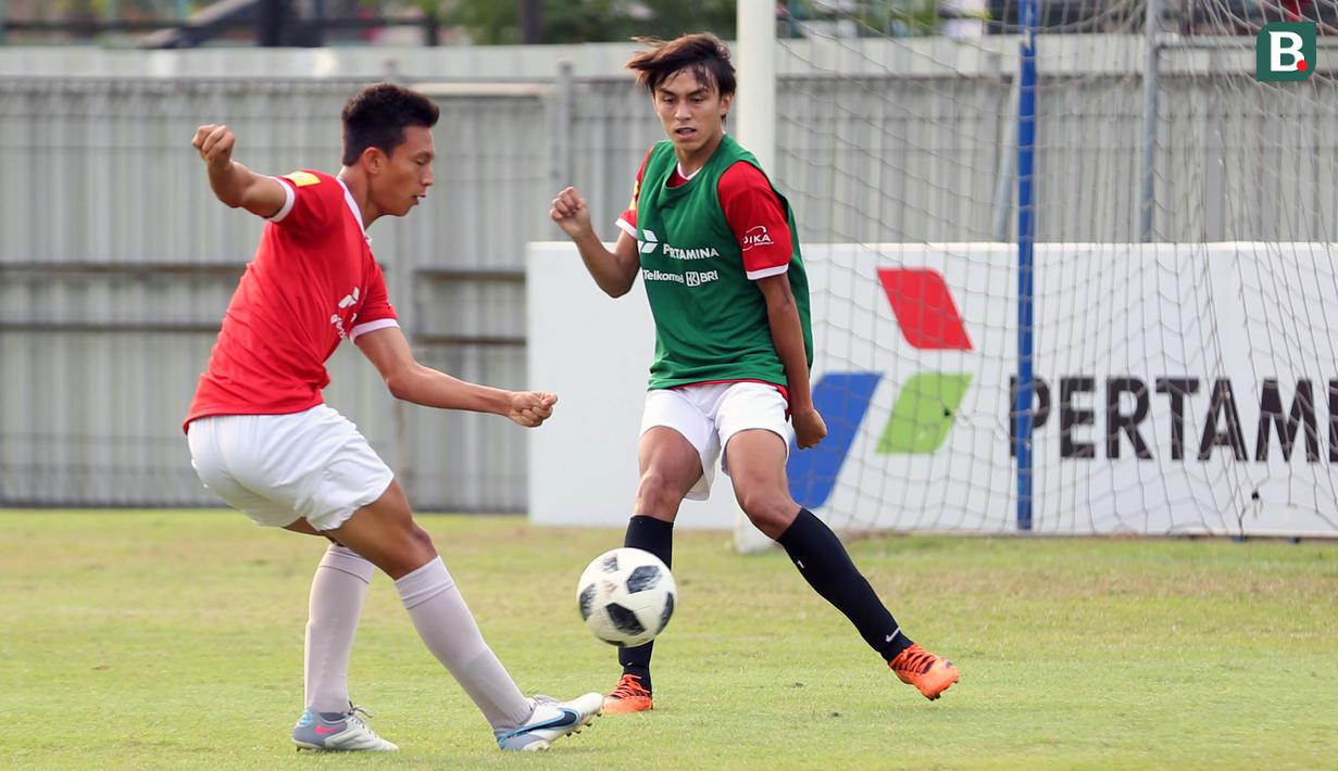 Peserta seleksi Timnas Indonesia U-17 sekaligus putra selebritas Darius Sinathrya, Lionel Nathan Sinathrya (kanan) saat mengikuti seleksi Timnas Indonesia U-17 untuk Piala Dunia U-17 di Lapangan A, Senayan, Jakarta, Rabu (16/08/2023). (Bola.com/Abdul Aziz)