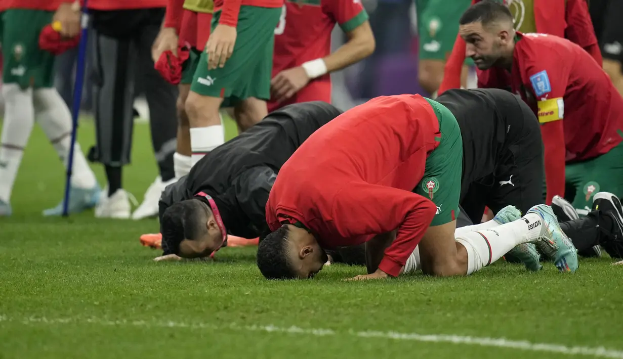 <p>Para pemain Maroko tetap bersujud syukur usai pertandingan melawan Prancis pada semifinal Piala Dunia 2022 di Stadion Al-Bayt di Al Khor, Doha, Kamis (15/12/2022). Maroko kalah dari Prancis 2-0 dan gagal melaju ke final Piala Dunia 2022. (AP Photo/Christophe Ena)</p>