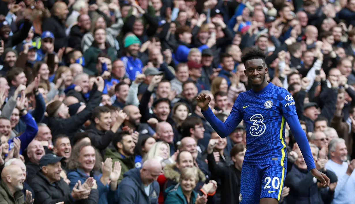 Penyerang Chelsea, Callum Hudson-Odoi berselebrasi usai mencetak gol ke gawang Norwich City pada pertandingan lanjutan Liga Inggris di Stadion Stamford Bridge di London, Sabtu (23/10/2021). Chelsea menang atas Norwich 7-0. (AP Photo/Ian Walton)
