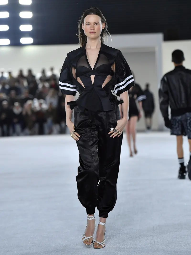 Behati Prinsloo di Atas Catwalk Alexander Wang