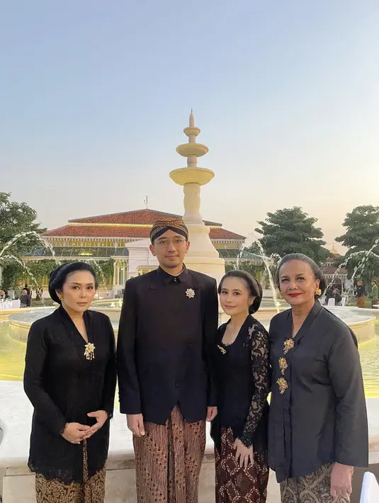 Hadir di Kirab Pusaka Malam 1 Suro, Prilly mengenakan kebaya kutubaru brukat hitam dengan jarik Batik.  [@prillyalatuconsina]