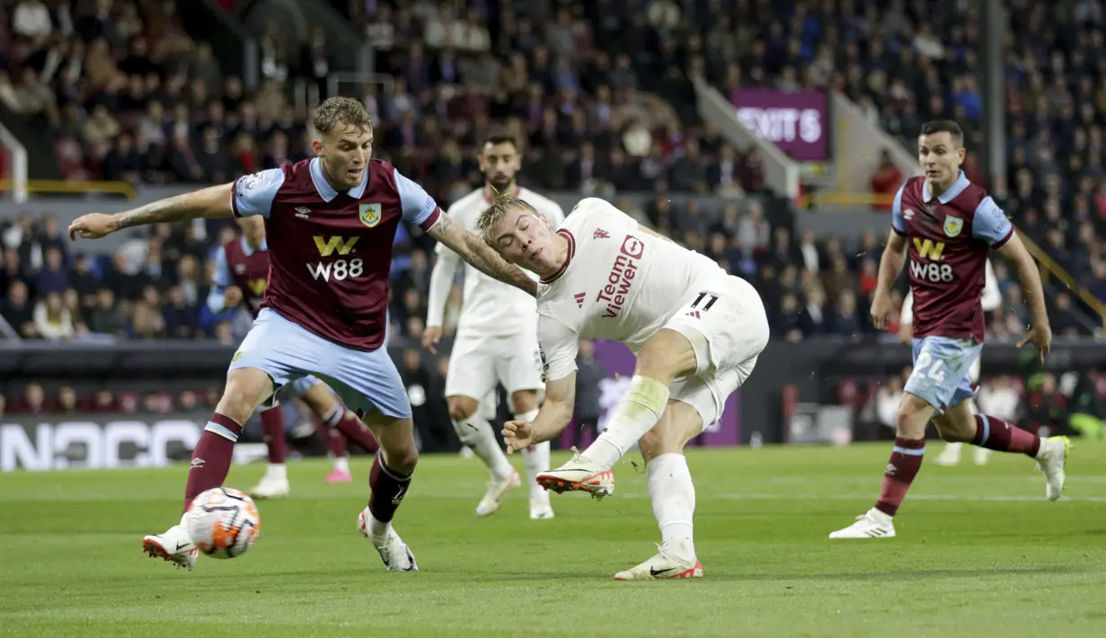 Penyerang Manchester United Rasmus Hojlund menembak ke arah gawang Burnley pada pekan ke-6 Liga Inggris 2023/2024 di Stadion Turf Moor, Minggu (24/9/2023) dini hari WIB. (Ian Hodgson/PA via AP)