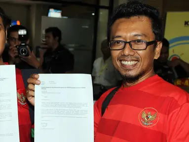 Dua orang perwakilan dari  Komunitas Suporter Antikorupsi (KORUPSSI) mendatangi kantor KPK, Senin (8/6/2015). Kedatangan mereka untuk melaporkan dugaan korupsi oleh PSSI. (Liputan6.com/Helmi Afandi)