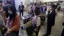 <p>Rombongan pertama wisatawan asing tiba di Bandara Internasional Taoyuan di Taoyuan, Taiwan Utara, Kamis (13/10/2022). Biro pariwisata Taiwan memperkirakan total 244 wisatawan dari sekitar 20 kelompok wisata tiba Kamis ini. (AP Photo/Chiang Ying-ying)</p>