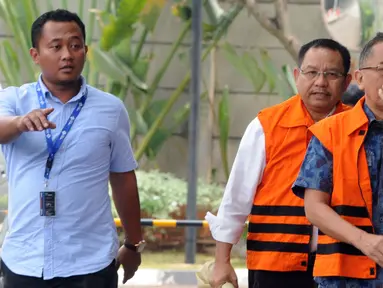 Tersangka mantan anggota DPRD Sumut, Tahan Manahan Panggabean dan Arifin Nainggolan tiba di gedung KPK, Jakarta, Rabu (10/10). Mereka diperiksa terkait kasus suap persetujuan Laporan Pertanggungjawaban APBD 2012. (Merdeka.com/Dwi Narwoko)