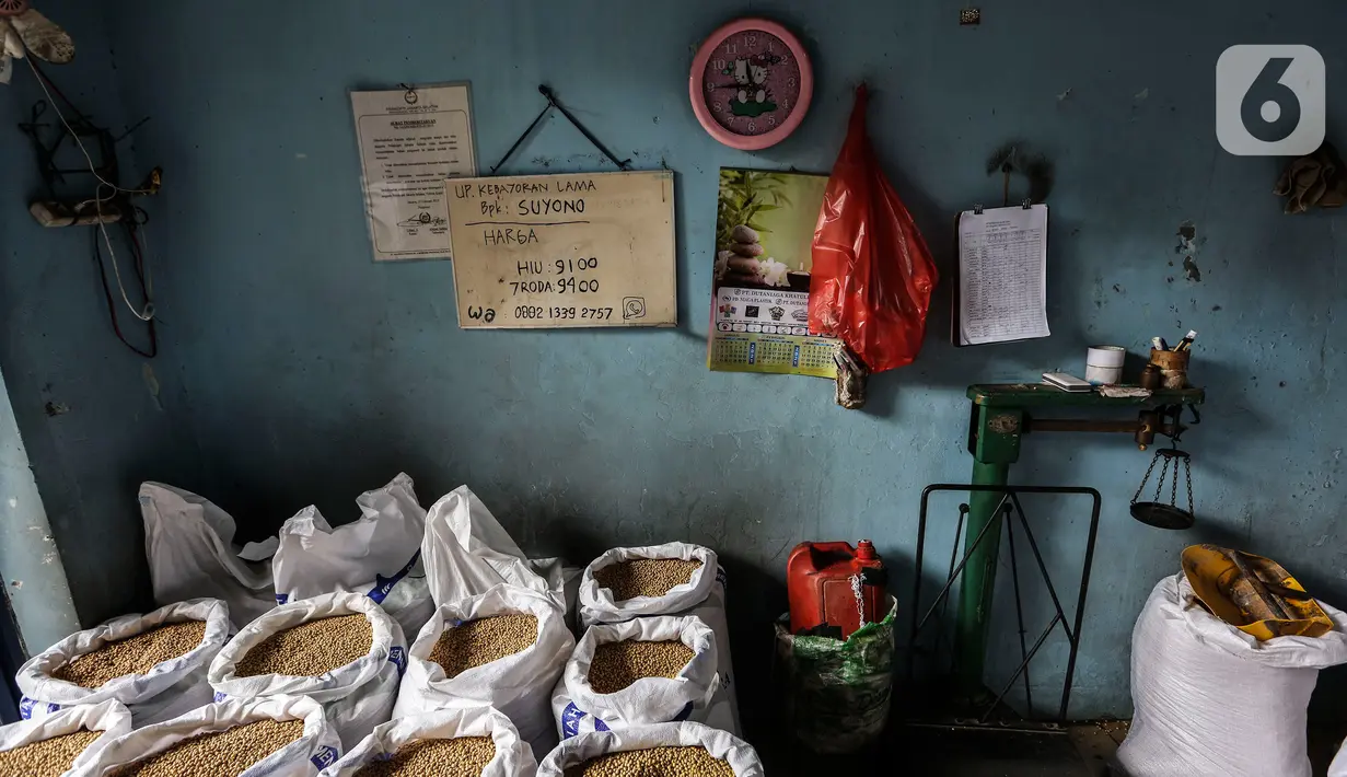 Kedelai terlihat di gudang penyimpanan di Kawasan Kebayoran Lama, Jakarta, Kamis (14/1/2021). Kemendag memperkirakan harga kedelai global masih bertahan di level tinggi sampai Mei 2021 akibat ketatnya pasokan dari negara produsen dan naiknya permintaan. (Liputan6.com/Johan Tallo)