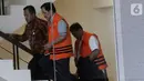 Ketua Komisi III DPRD Provinsi Jambi dari Fraksi Partai Demokrat Zainal Abidin dan Direktur Pemasaran PTPN III (Persero) sekaligus merangkap Komisaris Utama PT KPBN, I Kadek Kertha Laksana bersiap menjalani pemeriksaan di Gedung KPK, Jakarta, Senin (28/10/2019). (merdeka.com/Dwi Narwoko)