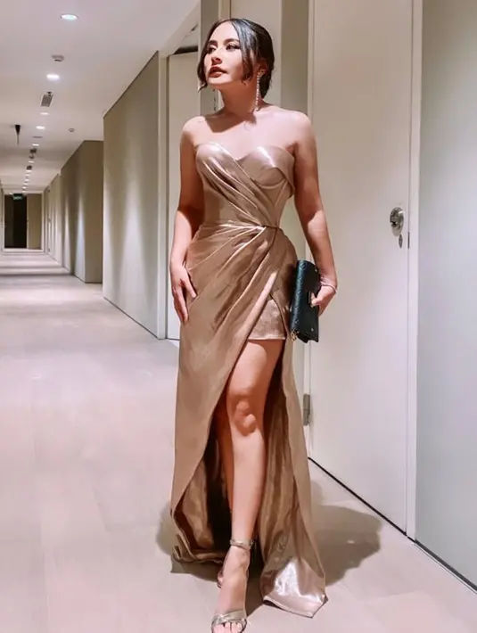 Di momen tersebut, Prilly tampil elegan dan glamor berbalut sweetheart neckline dress nuansa rose gold.  [Foto: IG/ilonksarizqi].