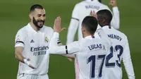 Striker Real Madrid, Karim Benzema (kiri) merayakan gol pertama Real Madrid yang dicetaknya ke gawang Barcelona dalam laga lanjutan Liga Spanyol 2020/2021 pekan ke-30 di Alfredo di Stefano Stadium, Madrid, Sabtu (10/4/2021). Real Madrid menang 2-1 atas Barcelona. (AP/Manu Fernandez)