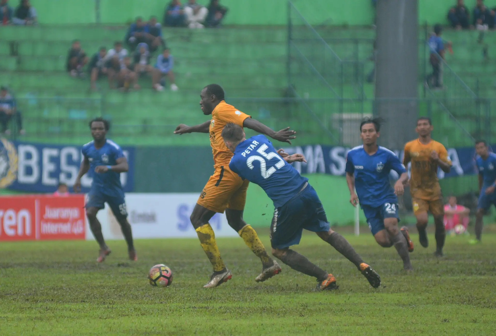 PSIS Semarang (biru) harus mengakui keunggulan Bhayangkara FC pada laga perdana Grup E Piala Presiden 2018 di Stadion Gajayana, Malang, Sabtu (20/1/2018). PSIS kalah 0-1. (Liputan6.com/Rana Adwa)