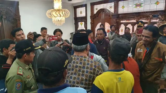Bupati Kebumen, Yazid Mahfudz menemui warga kawasan Urut Sewu yang mengadu, usai terjadi bentrok antara TNI dengan warga. (Foto: Liputan6.com/Yazid Mahfudz untuk Muhamad Ridlo)