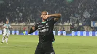 Bomber Persib Bandung, David da Silva, setelah mencetak gol dalam laga pembuka BRI Liga 1 2024/2025 di Stadion Si Jalak Harupat, Bandung, Jumat (9/8/2024) malam WIB. Persib menang 4-1 atas PSBS Biak dalam laga itu. (Bola.com/Dok. PSSI Pers)