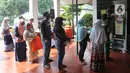 Warga antre menggunakan ATM Pertanian Si Komandan untuk mendapatkan beras gratis di Kodim 0606/Kota Bogor, Jawa Barat, Minggu (26/4/2020). Kementerian Pertanian bersama Bank BNI, dan TNI AD  menempatkan ATM beras gratis di sejumlah Kodim di wilayah Jabodetabek. (merdeka.com/Arie Basuki)