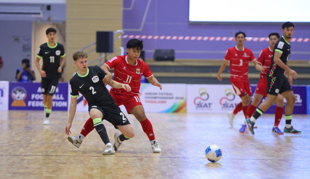 Pemain Timnas Futsal Indonesia, Yogi Saputra menjaga ketat pemain Australia pada laga terakhir Grup B Piala AFF Futsal 2026 di Nonthaburi Hall, Bangkok, Thailand, Rabu (8/4/2026) siang. (Dok. Federasi Futsal Indonesia)
