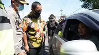 Wali Kota Semarang Hendrar Prihadi mengecheck kendaraan yang masuk kota Semarang. (foto: Liputan6.com/felek wahyu)