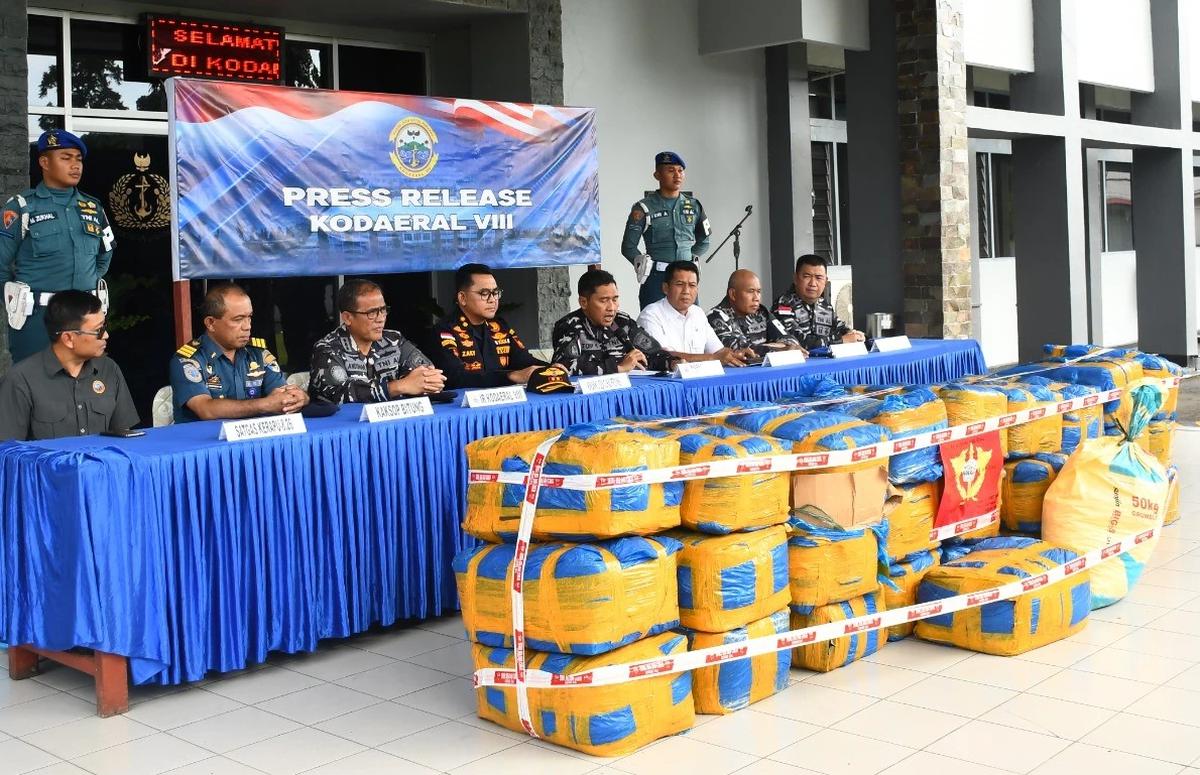 FOTO: TNI AL Gagalkan Upaya Penyelundupan Sianida di Pelabuhan Bitung