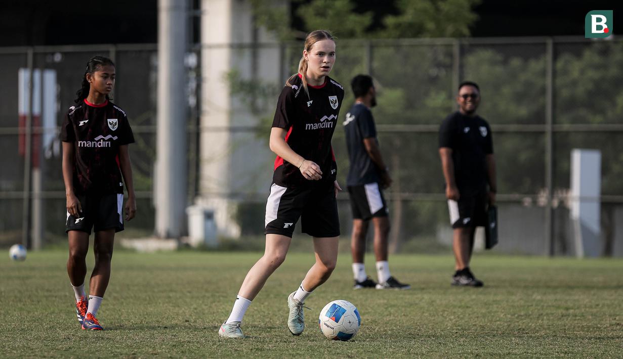<p>Pemain Timnas Indonesia, Isa Guusje Warps melakukan latihan jelang laga Kualifikasi Piala Asia 2026 yang berlangsung di lapangan latih Jakarta International Stadium (JIS), Jakrata Utara, Jumat (20/06/2025). (Bola.com/Bagaskara Lazuardi)</p>