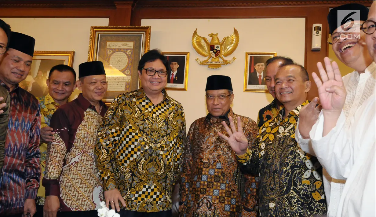 Ketum Partai Golkar, Airlangga Hartarto (keempat kiri) bersama Ketum PBNU, Said Aqil Siradj jelang melakukan pertemuan di Jakarta, Jumat (8/6). Airlangga menyampaikan acara ini bertujuan untuk meningkatkan silaturahmi. (Liputan6.com/Helmi Fithriansyah)