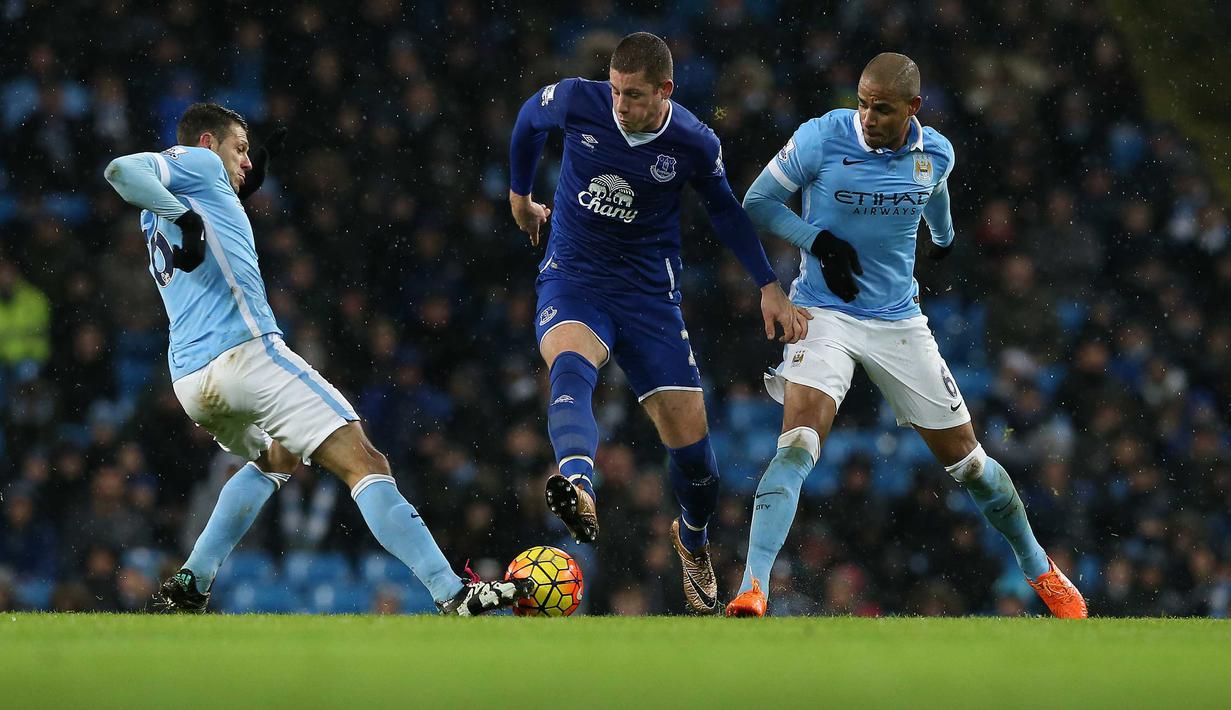 Pemain Manchester City, Martin Demichelis (kiri) dan Fernando Reges (kanan) menghadang pemain Everton, Ross Barkley (tengah) pada lanjutan Liga Premier Inggris di Stadion Etihad, Manchester, Kamis (14/1/2016) dini hari WIB. (EPA Photo/Oli Scarff)