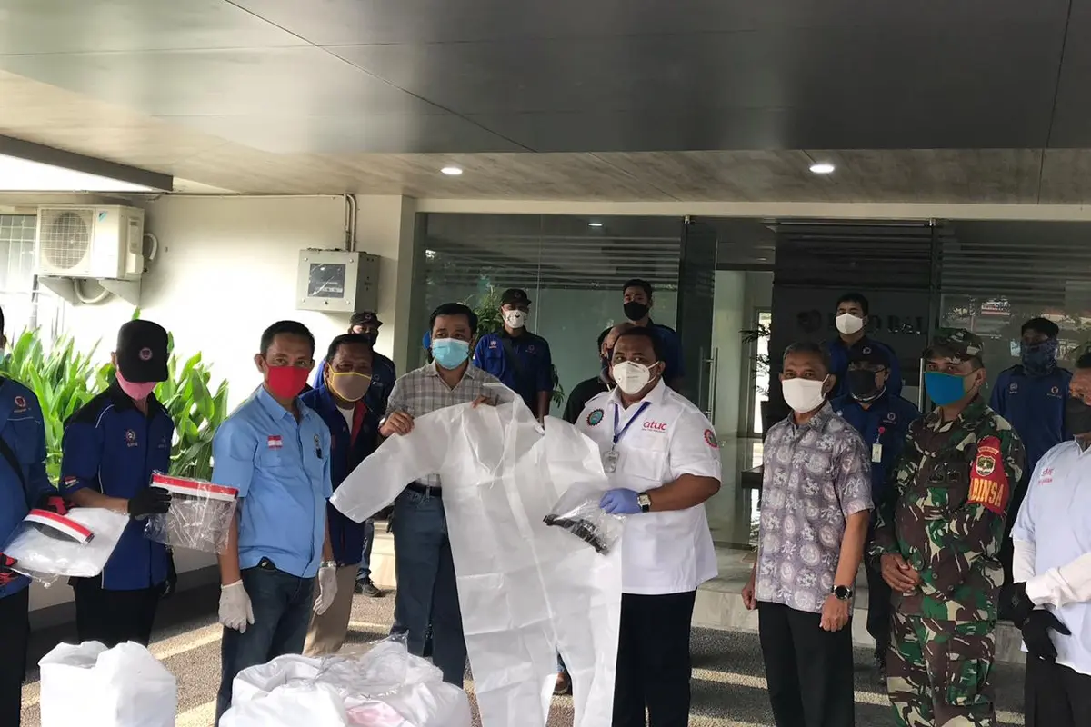 Serikat buruh menyerahkan bantuan APD dan Alat Kesehatan ke berbagai Rumah Sakit