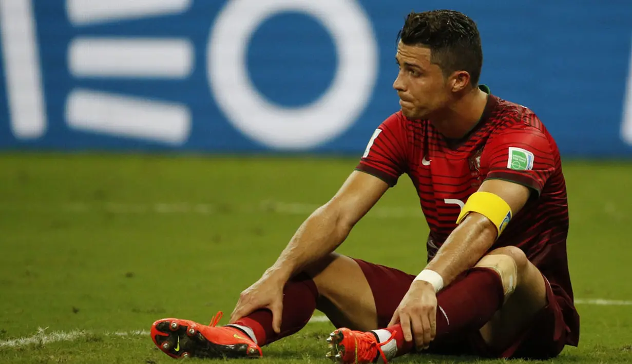 Kapten Timnas Portugal, Cristiano Ronaldo tertegun usai bermain imbang lawan Amerika Serikat 2-2 di Stadion Amazonia, Brasil, (23/6/2014). (REUTERS/Jorge Silva)